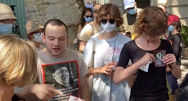 Активисты на акции недоверия обещанию властей вернуть экспонаты в музей после его реконструкции. Кадр видео Sputnik Georgia - все о Грузии https://www.youtube.com/watch?v=uyi14GFQSXQ&t=1s Активисты на акции недоверия обещанию властей вернуть экспонаты в музей после его реконструкции. Кадр видео Sputnik Georgia - все о Грузии https://www.youtube.com/watch?v=uyi14GFQSXQ&t=1s