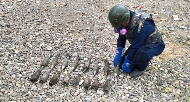 Сотрудник азербайджанского агентства по разминированию. Фото пресс-службы https://www.facebook.com/official.anama.gov.az/ азербайджанского агентства по разминированию Сотрудник азербайджанского агентства по разминированию. Фото пресс-службы https://www.facebook.com/official.anama.gov.az/ азербайджанского агентства по разминированию