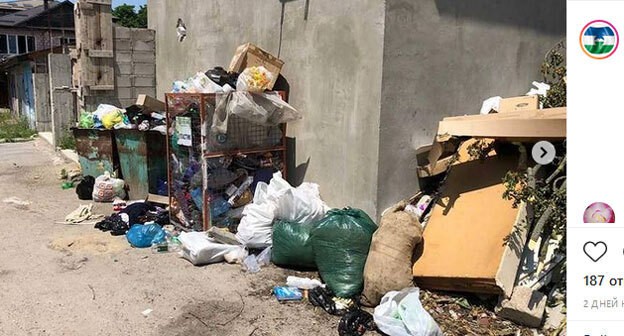 Свалка мусора на улице Балкарской в Нальчике. Скриншот публикации в Instagram-паблике "Патриот Нальчик" https://www.instagram.com/p/CRQ7TgqNeIp/ Свалка мусора на улице Балкарской в Нальчике. Скриншот публикации в Instagram-паблике "Патриот Нальчик" https://www.instagram.com/p/CRQ7TgqNeIp/