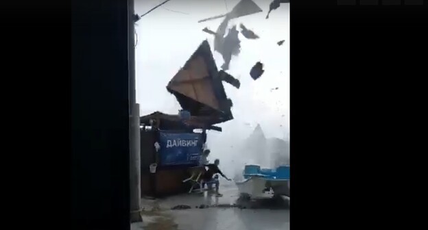 Вышедший на берег смерч в районе Широкой балки под Новороссийском, 8 августа 2021 года. Стоп-кадр из видео в соцсети "ВКонтакте" https://vk.com/nvrsk?z=video-13014898_456258034%2Fe8cc393bc90cefc11c%2Fpl_post_-13014898_6430681 Вышедший на берег смерч в районе Широкой балки под Новороссийском, 8 августа 2021 года. Стоп-кадр из видео в соцсети "ВКонтакте" https://vk.com/nvrsk?z=video-13014898_456258034%2Fe8cc393bc90cefc11c%2Fpl_post_-13014898_6430681