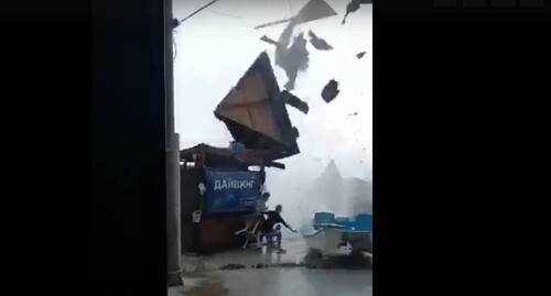 Вышедший на берег смерч в районе Широкой балки под Новороссийском, 8 августа 2021 года. Стоп-кадр из видео в соцсети "ВКонтакте" https://vk.com/nvrsk?z=video-13014898_456258034%2Fe8cc393bc90cefc11c%2Fpl_post_-13014898_6430681 Вышедший на берег смерч в районе Широкой балки под Новороссийском, 8 августа 2021 года. Стоп-кадр из видео в соцсети "ВКонтакте" https://vk.com/nvrsk?z=video-13014898_456258034%2Fe8cc393bc90cefc11c%2Fpl_post_-13014898_6430681