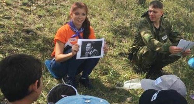 Преподаватель и ученики в летней школе "Балапанлар". Фото представлено организаторами школы "Балапанлар". Преподаватель и ученики в летней школе "Балапанлар". Фото представлено организаторами школы "Балапанлар".