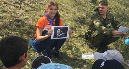 Преподаватель и ученики в летней школе "Балапанлар". Фото представлено организаторами школы "Балапанлар". Преподаватель и ученики в летней школе "Балапанлар". Фото представлено организаторами школы "Балапанлар".