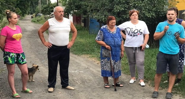 Участники схода в поселке Алмазный. Фото В. Прудникова для "Кавказского узла" Участники схода в поселке Алмазный. Фото В. Прудникова для "Кавказского узла"