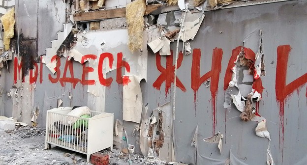 Надписи на стене снесенного дома Ирины Герды. Фото Татьяны Филимоновой для "Кавказского узла"
Надписи на стене снесенного дома Ирины Герды. Фото Татьяны Филимоновой для "Кавказского узла"