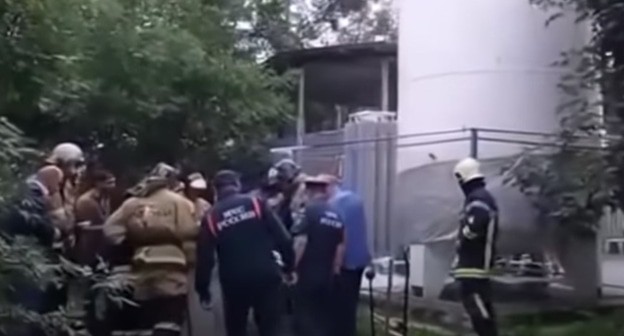 Ликвидация аварии в больнице скорой медицинской помощи во Владикавказе, в которой накануне из-за проблем с кислородом умерли девять человек . кадр видео Ликвидация аварии в больнице скорой медицинской помощи во Владикавказе, в которой накануне из-за проблем с кислородом умерли девять человек . кадр видео