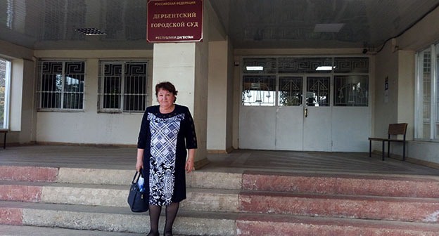 Елена Барзукаева у Дербентского городского суда, где рассматривается иск сотрудника ЦПЭ против нее. 29 апреля 2021 г. Фото Расула Магомедова для "Кавказского узла" Елена Барзукаева у Дербентского городского суда, где рассматривается иск сотрудника ЦПЭ против нее. 29 апреля 2021 г. Фото Расула Магомедова для "Кавказского узла"