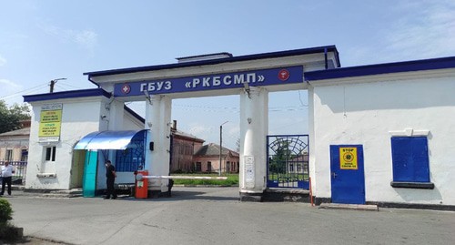 Въезд в клиническую больницу скорой помощи во Владикавказе. Фото Эммы Марзоевой для "Кавказского узла"