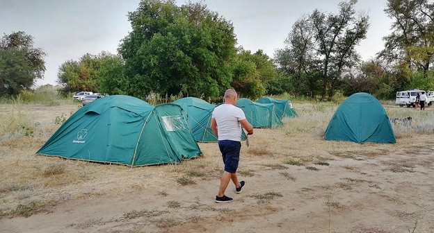 Палаточный городок противников вырубки дубов в Волго-Ахтубинской пойме. Фото Татьяны Филимоновой для "Кавказского узла" Палаточный городок противников вырубки дубов в Волго-Ахтубинской пойме. Фото Татьяны Филимоновой для "Кавказского узла"