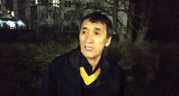 Главред "Современной Калмыкии" Валерий Бадмаев после заседания суда. Элиста, 21 апреля 2021 года. Фото Бадмы Бюрчиева для "Кавказского узла" Главред "Современной Калмыкии" Валерий Бадмаев после заседания суда. Элиста, 21 апреля 2021 года. Фото Бадмы Бюрчиева для "Кавказского узла"