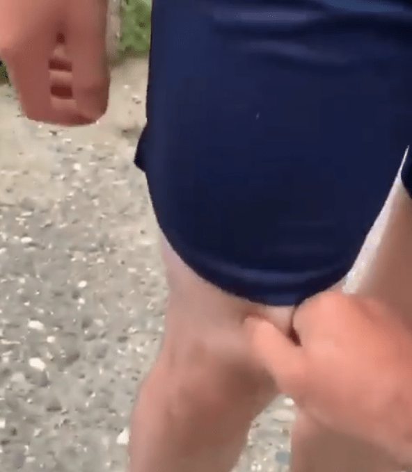 Житель Дагестана хватает туриста за ногу. Стоп-кадр видео https://www.instagram.com/p/CSjZsaAnHQV/