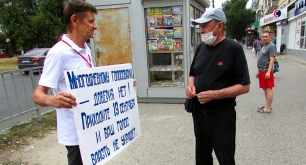 Александр Пономарев проводит одиночный пикет с призывом отказаться от идеи трехдневного голосования. Волгоград, 15 августа 2021 года. Фото Вячеслава Ященко для "Кавказского узла".