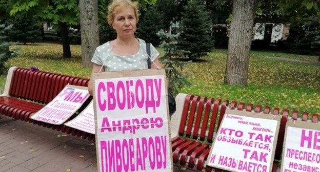Активистка Тамара Гродникова на одиночном пикете требует освободить Пивоварова. Волгоград, 15 августа 2021 года. Фото Татьяны Филимоновой для "Кавказского узла". Активистка Тамара Гродникова на одиночном пикете требует освободить Пивоварова. Волгоград, 15 августа 2021 года. Фото Татьяны Филимоновой для "Кавказского узла".