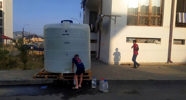 Цистерны с водой установлены во дворах для жителей Степанакерта. Нагорный Карабах. 15 августа 2021 год. Фото Алвард Григорян для "Кавказского узла" Цистерны с водой установлены во дворах для жителей Степанакерта. Нагорный Карабах. 15 августа 2021 год. Фото Алвард Григорян для "Кавказского узла"