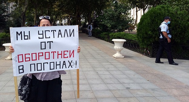 Елена Барзукаева требует привлечь силовиков, пытавших ее сына. 16 августа 2021 г. Фото Расула Магомедова для "Кавказского узла"
Елена Барзукаева требует привлечь силовиков, пытавших ее сына. 16 августа 2021 г. Фото Расула Магомедова для "Кавказского узла"