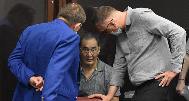 Михаил Музраев (в центре) общается с адвокатами в зале суда, 16 августа 2021 года. Фото Константина Волгина для "Кавказского узла" Михаил Музраев (в центре) общается с адвокатами в зале суда, 16 августа 2021 года. Фото Константина Волгина для "Кавказского узла"
