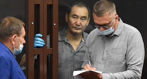 Михаил Музраев (в центре) общается с адвокатами в зале суда, 16 августа 2021 года. Фото Константина Волгина для "Кавказского узла" Михаил Музраев (в центре) общается с адвокатами в зале суда, 16 августа 2021 года. Фото Константина Волгина для "Кавказского узла"