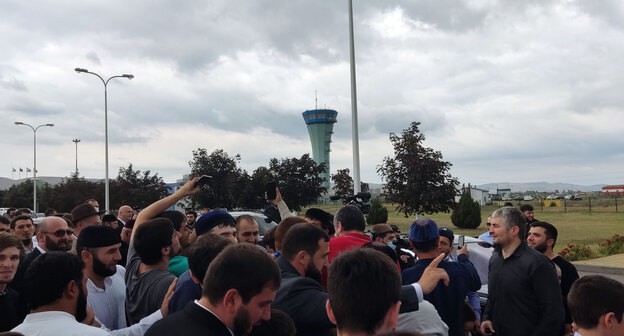 Встреча Мусы Евлоева в Магасе, фото Умара Йовлоя для "Кавказского узла". Встреча Мусы Евлоева в Магасе, фото Умара Йовлоя для "Кавказского узла".