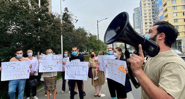 Активисты на акции протеста в Тбилиси против запрета на работу общественного транспорта. Фото: страница движения "Анна Долидзе – для народа" в Facebook. https://www.facebook.com/Khalkhistvis/photos/pcb.359580098969497/359579258969581/ Активисты на акции протеста в Тбилиси против запрета на работу общественного транспорта. Фото: страница движения "Анна Долидзе – для народа" в Facebook. https://www.facebook.com/Khalkhistvis/photos/pcb.359580098969497/359579258969581/