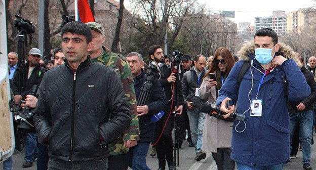 Журналисты во время шествия противников Пашиняна к парламенту Армении. Ереван, март 2021 г. Фото Тиграна Петросяна для "Кавказского узла" Журналисты во время шествия противников Пашиняна к парламенту Армении. Ереван, март 2021 г. Фото Тиграна Петросяна для "Кавказского узла"