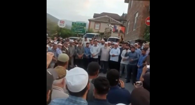 Назначение имама Агвали. 17 августа 2021 года. Скриншот с видео https://www.youtube.com/watch?v=1ok5qV4fgFQ Назначение имама Агвали. 17 августа 2021 года. Скриншот с видео https://www.youtube.com/watch?v=1ok5qV4fgFQ