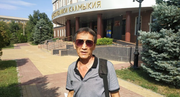 Глава исполкома Съезда ойрат-калмыцкого народа Валерий Бадмаев после заседания в Верховном суде Калмыкии. Элиста, 17 августа 2021 года. Фото Бадмы Бюрчиева для "Кавказского узла" Глава исполкома Съезда ойрат-калмыцкого народа Валерий Бадмаев после заседания в Верховном суде Калмыкии. Элиста, 17 августа 2021 года. Фото Бадмы Бюрчиева для "Кавказского узла"