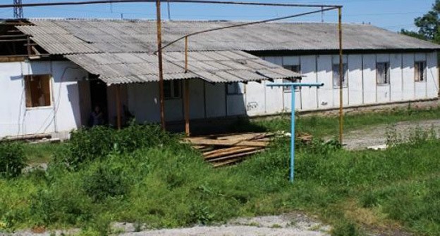 Барак для переселенцев в Ингушетии. Фото: пресс-служба ПЦ "Мемориал" https://memohrc.org Барак для переселенцев в Ингушетии. Фото: пресс-служба ПЦ "Мемориал" https://memohrc.org