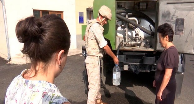 Военнослужащий МС раздает воду жителям Нагорного Карабаха. Фото пресс-службы МО России https://mil.ru/russian_peacekeeping_forces/news/more.htm?id=12378097@egNews Военнослужащий МС раздает воду жителям Нагорного Карабаха. Фото пресс-службы МО России https://mil.ru/russian_peacekeeping_forces/news/more.htm?id=12378097@egNews