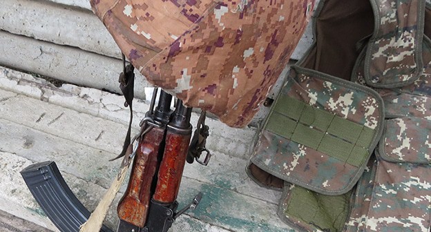 Оружие и личные вещи военнослужащего армянской армии. Фото Алвард Григорян для "Кавказского узла" Оружие и личные вещи военнослужащего армянской армии. Фото Алвард Григорян для "Кавказского узла"