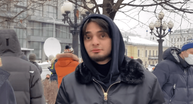 Сайд-Мухаммад Джумаев на акции в поддержку Навального 23 января 2021 года. Кадр видео Anews https://www.youtube.com/watch?v=Xtasot6gdA4 Сайд-Мухаммад Джумаев на акции в поддержку Навального 23 января 2021 года. Кадр видео Anews https://www.youtube.com/watch?v=Xtasot6gdA4