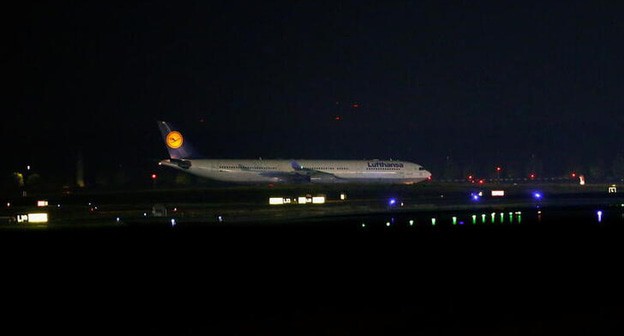 Самолет Lufthansa, на борту которого находились люди, эвакуированные из Кабула, приземляется во Франкфурте, Германия, 18 августа 2021 года. Фото: REUTERS/Тило Шмуэльген
Самолет Lufthansa, на борту которого находились люди, эвакуированные из Кабула, приземляется во Франкфурте, Германия, 18 августа 2021 года. Фото: REUTERS/Тило Шмуэльген