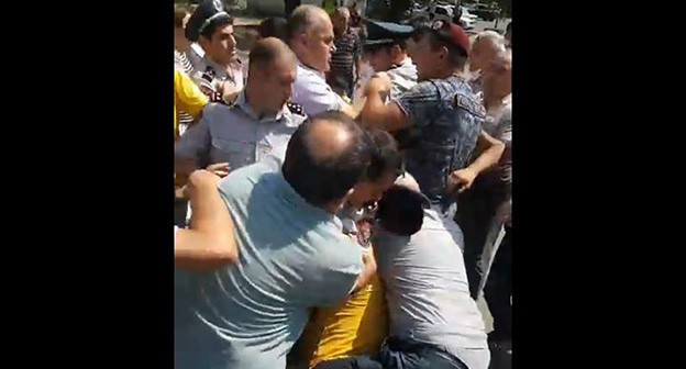 Акция протеста против строительства многоэтажки в Ереване. Скриншот видео https://yerevan.today/all/society/88236/larvats-iravichak-ev-qashqshouk-ostikanneri-ev-bnakichneri-midjev-erevanoum
Акция протеста против строительства многоэтажки в Ереване. Скриншот видео https://yerevan.today/all/society/88236/larvats-iravichak-ev-qashqshouk-ostikanneri-ev-bnakichneri-midjev-erevanoum