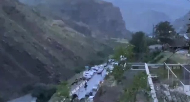 Скопление машин на въезде в село Агвали. Стоп-кадр видео "Кавказского узла" https://t.me/cknot/12249 Скопление машин на въезде в село Агвали. Стоп-кадр видео "Кавказского узла" https://t.me/cknot/12249