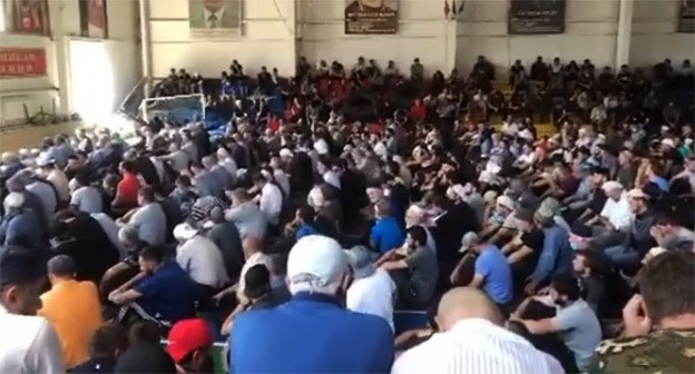 Пятничный намаз прошел не в мечети, а в спортзале. Скриншот видео https://www.instagram.com/p/CSywLL4giWi/c/18179670229192621/ Пятничный намаз прошел не в мечети, а в спортзале. Скриншот видео https://www.instagram.com/p/CSywLL4giWi/c/18179670229192621/