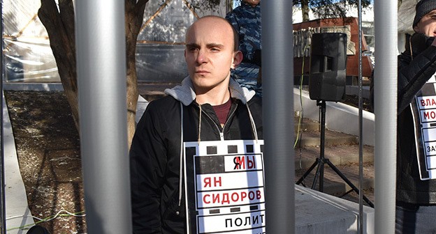 Кирилл Скрипин на пикете-флэшмобе в Ростове-на-Дону, декабрь 2019 года. Фото Константина Волгина для "Кавказского узла" Кирилл Скрипин на пикете-флэшмобе в Ростове-на-Дону, декабрь 2019 года. Фото Константина Волгина для "Кавказского узла"
