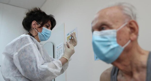 Вакцинация в Тбилиси. Фото REUTERS/Irakli Gedenidze Вакцинация в Тбилиси. Фото REUTERS/Irakli Gedenidze
