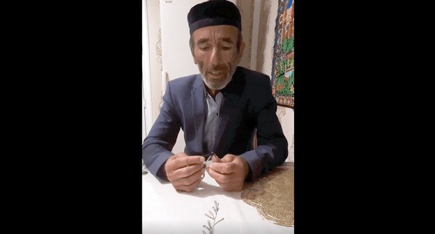 Ахметхан Тимурзиев. Стоп-кадр видеообращения к Рамзану Кадырову. t.me/fortangaorg/9162 Ахметхан Тимурзиев. Стоп-кадр видеообращения к Рамзану Кадырову. t.me/fortangaorg/9162