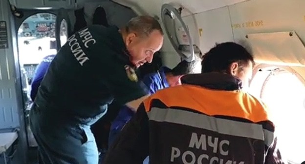 Команда спасателей на вертолете Ми-8. Кадр видео пресс-службы МЧС России https://www.instagram.com/p/CS_I3u8oMaZ/ Команда спасателей на вертолете Ми-8. Кадр видео пресс-службы МЧС России https://www.instagram.com/p/CS_I3u8oMaZ/