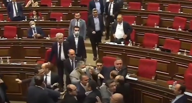 Драка в парламенте Армении . Кадр видео
Газета ТВ https://www.youtube.com/watch?v=y2y4-SidL5s Драка в парламенте Армении . Кадр видео
Газета ТВ https://www.youtube.com/watch?v=y2y4-SidL5s