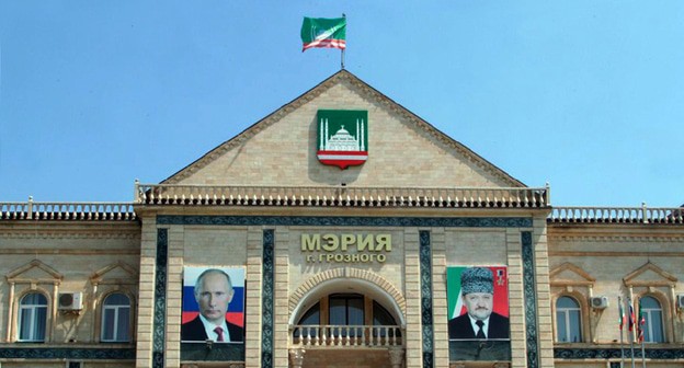 Здание мэрии Грозного. Фото пресс-службы мэрии Грозного https://grozmer.ru/objavlenija/konkurs-po-formirovaniyu-molodezhnoi-adm.html Здание мэрии Грозного. Фото пресс-службы мэрии Грозного https://grozmer.ru/objavlenija/konkurs-po-formirovaniyu-molodezhnoi-adm.html