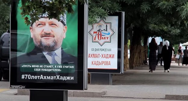 Портрет Ахмата Кадырова на улицах Грозного. Август 2021 г. Скриншот видео "Кавказ.Реалии" https://www.youtube.com/watch?v=YU66WmSzuFM Портрет Ахмата Кадырова на улицах Грозного. Август 2021 г. Скриншот видео "Кавказ.Реалии" https://www.youtube.com/watch?v=YU66WmSzuFM