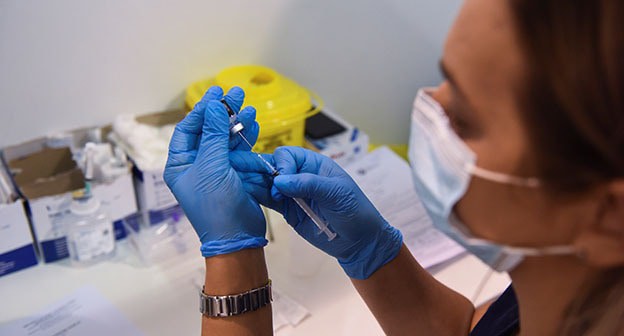 Медицинский работник держит шприц с вакциной Pfizer. Фото: REUTERS/Зорана Жевтич Медицинский работник держит шприц с вакциной Pfizer. Фото: REUTERS/Зорана Жевтич