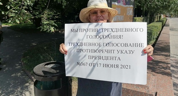 Участница пикета в Волгограде. Фото: Татьяны Филимоновой для "Кавказского узла". Участница пикета в Волгограде. Фото: Татьяны Филимоновой для "Кавказского узла".