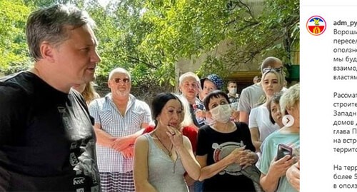 Мэр Пятигорска Дмитрий Ворошилов на встрече с жильцами домов в оползневой зоне. 29 августа 2021 года. Скриншот публикации на странице администрации Пятигорска в Instagram https://www.instagram.com/p/CTKIfStNRy2/ Мэр Пятигорска Дмитрий Ворошилов на встрече с жильцами домов в оползневой зоне. 29 августа 2021 года. Скриншот публикации на странице администрации Пятигорска в Instagram https://www.instagram.com/p/CTKIfStNRy2/