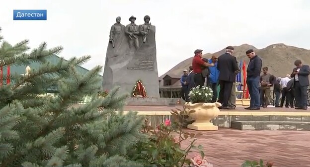 Мемориал в память ополченцев 1999 года и участников других войн, установленный в Ботлихском районе Дагестана. Стопкадр из видео на Youtube-канале «Новости на Первом Канале» https://www.youtube.com/watch?v=kLJPrH1fwW0 Мемориал в память ополченцев 1999 года и участников других войн, установленный в Ботлихском районе Дагестана. Стопкадр из видео на Youtube-канале «Новости на Первом Канале» https://www.youtube.com/watch?v=kLJPrH1fwW0