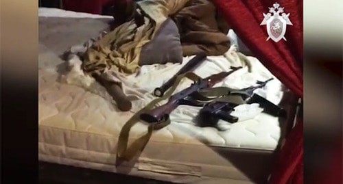 Оружие, найденное при обыске. Скриншот видео https://kuban.sledcom.ru/news/item/1604270/ Оружие, найденное при обыске. Скриншот видео https://kuban.sledcom.ru/news/item/1604270/