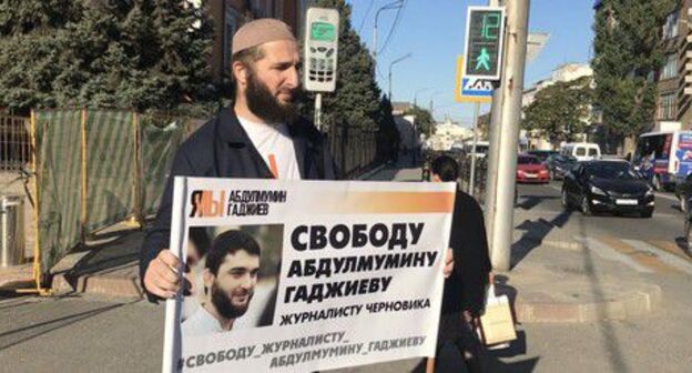 Журналист Идрис Юсупов на пикете в поддержку Абдулмумина Гаджиева 14 октября 2019 года. Фото Патимат Махмудовой для "Кавказского узла" Журналист Идрис Юсупов на пикете в поддержку Абдулмумина Гаджиева 14 октября 2019 года. Фото Патимат Махмудовой для "Кавказского узла"