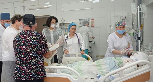 Министр здравоохранения Дагестана Татьяна Беляева во время посещения пострадавших от взрыва газа детей. Фото пресс-службы Минздрава Дагестана Министр здравоохранения Дагестана Татьяна Беляева во время посещения пострадавших от взрыва газа детей. Фото пресс-службы Минздрава Дагестана