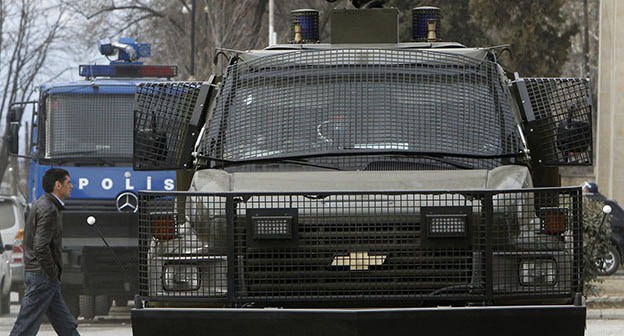 Полицейская машина. Фото: REUTERS/Давид Мдзинаришвили Полицейская машина. Фото: REUTERS/Давид Мдзинаришвили