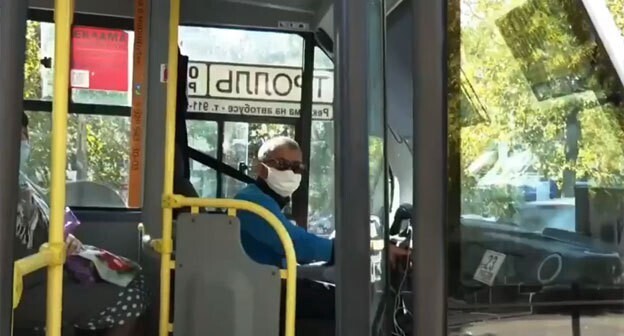 Водитель автобуса в Махачкале. Кадр видео пресс-службы администрации Махачкалы https://www.instagram.com/p/CGXlYWvKrLF/ Водитель автобуса в Махачкале. Кадр видео пресс-службы администрации Махачкалы https://www.instagram.com/p/CGXlYWvKrLF/